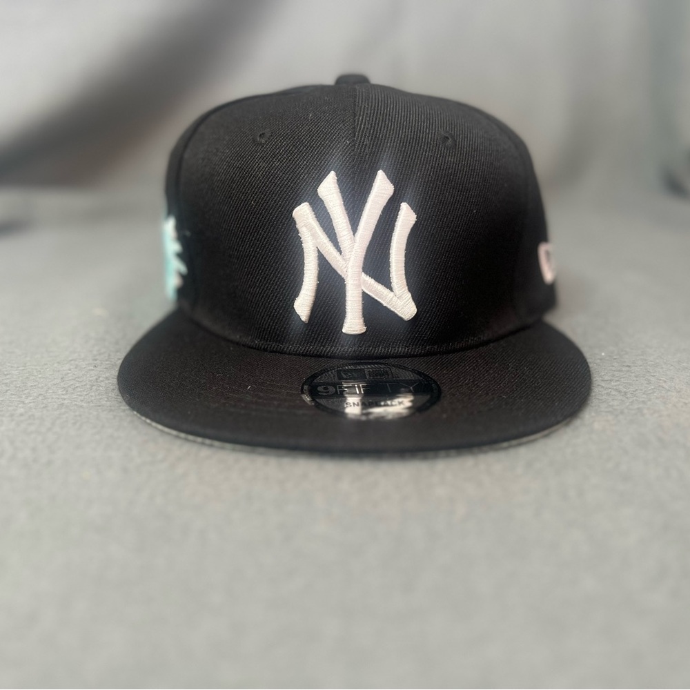 New Era New York Yankees Black & White 9Fifty Snapback Cap W/ custom patch